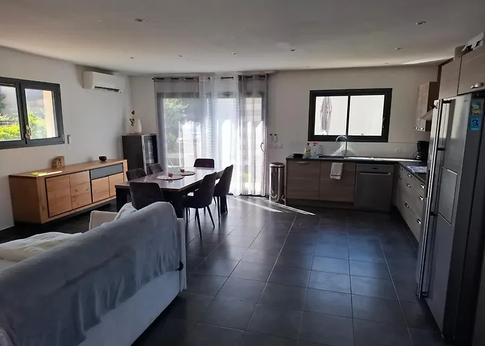 Casa vacanze Charmante Maison Au Coeur De Avec Piscine Valergues